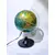 Foto de um(a) Luminária Globo Terrestre, Década de 1990, da categoria de Abajures. Luminária de globo terrestre político da libreria, um clássico desde sempre. Globo e base em acrílico com iluminação... Mostrado de uma perspectiva diferente. Vendido no marketplace Trésors.