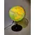 Foto de um(a) Luminária Globo Terrestre, Década de 1990, da categoria de Abajures. Luminária de globo terrestre político da libreria, um clássico desde sempre. Globo e base em acrílico com iluminação... Mostrado de uma perspectiva diferente. Vendido no marketplace Trésors.