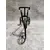 Foto de um(a) Porta Garrafa Bicicleta em Ferro, Década de 1990, da categoria de Suportes para garrafas de vinho. Porta garrafa bicicleta em ferro ebanizado, década de 1990 A: 15cm L: 10 cm P: 23 cm Peso: 390 g. Mostrado de uma perspectiva diferente. Vendido no marketplace Trésors.