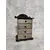 Foto de um(a) Miniatura de Cômoda em Madeira, Década de 2000, da categoria de Móveis e miniaturas para bonecas. Miniatura de cômoda em madeira com quatro gavetas craqueladas. Tampo, frontão e base em madeira marmorizada, laterais com... Mostrado de uma perspectiva diferente. Vendido no marketplace Trésors.