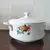 Foto de um(a) Sopeira Porcelana Branca Brasileira Srs, Década de 1970, da categoria de Terrinas de sopa. Sopeira em porcelana branca com motivo floral, 2 alças e abertura na tampa para a concha, característico dos anos 1970. Da... Mostrado de uma perspectiva diferente. Vendido no marketplace Trésors.