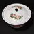 Foto de um(a) Bowl Esmaltado, Década de 1990, da categoria de Travessas e tigelas. Bowl esmaltado e com tampa. Branco com motivo floral. Made in china, anos 1990. A: 13 cm Diâmetro: 25,4 cm peso: 513 g. Mostrado de uma perspectiva diferente. Vendido no marketplace Trésors.