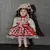 Foto de um(a) Bonequinha de Porcelana, Década de 1990, da categoria de Bonecas. Pequena boneca de porcelana com vestimentas original. Peça colecionável dos anos 1990. A: 12,5 cm L: 5 cm P: 3,5 cm peso:... Mostrado de uma perspectiva diferente. Vendido no marketplace Trésors.