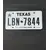 Foto de um(a) Placa de Automóvel, Texas, Estados Unidos, da categoria de Placas de carros antigas. Placa de automóvel em alumínio, estado americano do texas. L: 39,5 cm A: 15 cm peso: 98 g. Mostrado de uma perspectiva diferente. Vendido no marketplace Trésors.