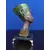 Foto de um(a) Escultura Nefertiti em resina anos 80, da categoria de Escultura. Escultura em resina policromada de Nefertiti com base em granito e pés em metal dourado, década de 1980 (a base é atual)... Mostrado de uma perspectiva diferente. Vendido no marketplace Trésors.