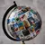 Foto de um(a) Globo Tintim, Herge, da categoria de Globos. Globo tintim globo com esfera giratória de plástico decoupado com imagens do tintim, estrutura em ferro com detalhes em... Mostrado de uma perspectiva diferente. Vendido no marketplace Trésors.