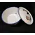 Foto de um(a) Bowl Esmaltado, Década de 1990, da categoria de Travessas e tigelas. Bowl esmaltado e com tampa. Branco com motivo floral. Made in china, anos 1990. A: 13 cm Diâmetro: 25,4 cm peso: 513 g. Mostrado de uma perspectiva diferente. Vendido no marketplace Trésors.