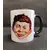 Foto de um(a) Caneca Bom Alfredo, Alfred E. Neuman da Revista Mad, da categoria de Canecas. Caneca alfred e. Neuman da revista mad: um clássico que marcou época. Teve seu início em 1954. Caneca em porcelana com alça... Mostrado de uma perspectiva diferente. Vendido no marketplace Trésors.