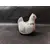 Foto de um(a) Galinha em Porcelana Branca, Década de 1980, da categoria de Modelos e estatuetas. Galinha em porcelana branca policromada podendo servir para várias funções, década de 1980 A: 7,5 cm L: 5 cm P: 7,5 cm... Mostrado de uma perspectiva diferente. Vendido no marketplace Trésors.
