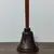 Foto de um(a) Sineta de Mesa em Metal, Madeira e Ferro, Década de 1940, da categoria de Outros objetos decorativos. Sineta de mesa antiga em metal oxidado e preservado, haste em madeira e badalo de ferro, década de 1940 A: 18,5 cm... Mostrado de uma perspectiva diferente. Vendido no marketplace Trésors.