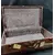 Foto de um(a) Mala em Madeira com Selos de Hotéis, Década de 1940, da categoria de Malas. Mala década de 1940 em madeira forrada com papel tipo couro e com cantoneiras em metal niquelado. Com várias etiquetas de... Mostrado de uma perspectiva diferente. Vendido no marketplace Trésors.