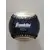 Foto de um(a) Bola de Baseball Yankees, New York, Colecionável, da categoria de Memorabilia de esportes. Colecionável bola de baseball ny yankees. Collector series. Diâmetro: 7 cm peso: 155 g. Mostrado de uma perspectiva diferente. Vendido no marketplace Trésors.