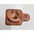 Foto de um(a) Escultura Ratinhos No Queijo, Cerâmica, da categoria de Escultura. Escultura em cerâmica assinada. Tábua de queijo com gatinhos comendo queijo. A: 6 cm L: 14 cm P: 8,5 cm peso: 216 g. Mostrado de uma perspectiva diferente. Vendido no marketplace Trésors.