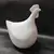 Foto de um(a) Galinha em Cerâmica Esmaltada, Década de 1990, da categoria de Modelos e estatuetas. Galinha em cerâmica esmaltada de branco com textura em relevo, década de 1990 A: 14 cm L: 7,5 cm P: 9,5 cm peso: 222 g. Mostrado de uma perspectiva diferente. Vendido no marketplace Trésors.