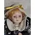 Foto de um(a) Bonequinha de Porcelana, Década de 2000, da categoria de Bonecas. Boneca de porcelana representando um bebê engatinhando, com rosto policromado, corpo em tecido e enchimento, chapéu de ráfia... Mostrado de uma perspectiva diferente. Vendido no marketplace Trésors.