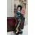 Foto de um(a) Japonesa com Kosode em Seda, Década de 1960, da categoria de Modelos e estatuetas. Japonesa com seu traje típico - o kosode, em seda forrado. Um clássico dos anos 1960. A: 23 cm L: 7 cm Peso: 92 g. Mostrado de uma perspectiva diferente. Vendido no marketplace Trésors.