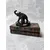 Foto de um(a) Escultura Elefante em Antimônio, Década de 1990, da categoria de Modelos e estatuetas. Elefante em antimônio com pátina bronze envelhecida, base em resina ebanizada, levando a logo do fabricante antiqua, década... Mostrado de uma perspectiva diferente. Vendido no marketplace Trésors.