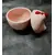 Foto de um(a) Pote Galinha com Poá em Porcelana, Década de 2000, da categoria de Garrafas, potes e jarros. Pote galinha rosa com poá branco porcelana sem marca do fabricante, década de 2000 A: 14 cm Diâmetro: 11,5 cm peso: 433 g. Mostrado de uma perspectiva diferente. Vendido no marketplace Trésors.