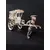 Foto de um(a) Riquixá Miniatura, Procedência Chinesa, Década de 1970, da categoria de Recordações e lembranças de viagem. Riquixá miniatura. Lembrança de viagem da china. Homem puxando uma carroça de duas rodas chamado de riquixá, em prata dos... Mostrado de uma perspectiva diferente. Vendido no marketplace Trésors.