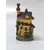 Foto de um(a) Mini Chalé em Resina Italiana, Década de 1990, da categoria de Modelos e estatuetas. Miniatura de chalé em resina italiana policromada dos anos 1990. A: 10 cm L: 7 cm P: 5 cm peso: 257 g. Mostrado de uma perspectiva diferente. Vendido no marketplace Trésors.