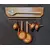 Foto de um(a) Combo Peças em Ferro com Pátina Cobre, da categoria de Outros objetos decorativos. Combinho com cinco peças decorativas em ferro com pátina cobre oxidadas e envelhecidas. **não acompanha o suporte** Duas... Mostrado de uma perspectiva diferente. Vendido no marketplace Trésors.