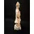 Foto de um(a) Escultura Japonesa Cerâmica 80'S, da categoria de Modelos e estatuetas. Escultura japonesa em cerâmica, década de 1980 A: 24 cm L: 7 cm P: 7 cm peso: 250 g. Mostrado de uma perspectiva diferente. Vendido no marketplace Trésors.