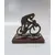 Foto de um(a) Escultura O Ciclista em Resina e Imbuia, Década de 1980, da categoria de Escultura. O ciclista: escultura em resina com pátina bronze envelhecido, base em imbuia. Década de 1980 não apresenta registro do... Mostrado de uma perspectiva diferente. Vendido no marketplace Trésors.