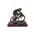 Foto de um(a) Escultura O Ciclista em Resina e Imbuia, Década de 1980, da categoria de Escultura. O ciclista: escultura em resina com pátina bronze envelhecido, base em imbuia. Década de 1980 não apresenta registro do... Vendido no marketplace Trésors.