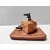 Foto de um(a) Escultura Ratinhos No Queijo, Cerâmica, da categoria de Escultura. Escultura em cerâmica assinada. Tábua de queijo com gatinhos comendo queijo. A: 6 cm L: 14 cm P: 8,5 cm peso: 216 g. Mostrado de uma perspectiva diferente. Vendido no marketplace Trésors.