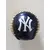 Foto de um(a) Bola de Baseball Yankees, New York, Colecionável, da categoria de Memorabilia de esportes. Colecionável bola de baseball ny yankees. Collector series. Diâmetro: 7 cm peso: 155 g. Mostrado de uma perspectiva diferente. Vendido no marketplace Trésors.