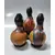 Foto de um(a) Bonecas em Porongo, Arte Peruana, Década de 1980, da categoria de Bonecas. Combo com 3 bonecas peruanas feitas com porongo, com decupagem das listras clássicas do tear manual. Únicas e divertidas,... Mostrado de uma perspectiva diferente. Vendido no marketplace Trésors.