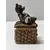 Foto de um(a) Caixinha Ursinho em Resina, Década de 1990, da categoria de Outros objetos decorativos. Caixinha em resina policromada com fecho em latão polido made in china, década de 1990 A: 8 cm L: 4 cm P: 4 cm peso: 98 g. Mostrado de uma perspectiva diferente. Vendido no marketplace Trésors.