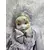 Foto de um(a) Pierrot em Porcelana, Década de 1970, da categoria de Bonecas. Pierrô em porcelana com vestimentas em cetim na cor lilás, corpo em tecido com enchimento e membros móveis. Cabeça com tiara... Mostrado de uma perspectiva diferente. Vendido no marketplace Trésors.