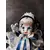 Foto de um(a) Pierrot em Porcelana, Década de 1970, da categoria de Bonecos de arte. Pierrot com cabeça e membros em porcelana, rosto pintado e roupa em cetim azul e branco, colarinho em tule com rendas e... Mostrado de uma perspectiva diferente. Vendido no marketplace Trésors.