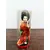 Foto de um(a) Pequena Gueixa Japonesa, Década de 1960, da categoria de Modelos e estatuetas. Pequena gueixa com seu quimono original dos anos 1960. Ainda com a embalagem. A: 12 cm / Diâmetro: 4,6 cm / Peso: 38 g. Mostrado de uma perspectiva diferente. Vendido no marketplace Trésors.