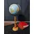 Foto de um(a) Globo de Mesa com Base em Madeira Torneada, Peça Única, da categoria de Globos. Globo de mesa com base em madeira torneada e globo com meridianos, década de 1980. Peça única pelo designer marcelus ribas ... Mostrado de uma perspectiva diferente. Vendido no marketplace Trésors.