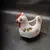 Foto de um(a) Galinha em Porcelana Branca, Década de 1980, da categoria de Modelos e estatuetas. Galinha em porcelana branca policromada podendo servir para várias funções, década de 1980 A: 7,5 cm L: 5 cm P: 7,5 cm... Mostrado de uma perspectiva diferente. Vendido no marketplace Trésors.