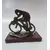 Foto de um(a) Escultura O Ciclista em Resina e Imbuia, Década de 1980, da categoria de Escultura. O ciclista: escultura em resina com pátina bronze envelhecido, base em imbuia. Década de 1980 não apresenta registro do... Mostrado de uma perspectiva diferente. Vendido no marketplace Trésors.