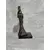 Foto de um(a) Escultura Cavalo, Década de 2000, da categoria de Escultura. Escultura equestre em poli resina italiana com pátina bronze, base em madeira marmorizada, década de 2000.A: 24,5cm L na... Mostrado de uma perspectiva diferente. Vendido no marketplace Trésors.