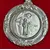 Foto de um(a) Medalha de Berço Anjo da Guarda em Latão Espessurado em Prata, Década de 1950, da categoria de Objetos religiosos e espirituais. Medalha de berço anjo da guarda, em latão espessurado em prata, anos 1950. Diâmetro: 6,2 cm A: 9,8 cm Peso: 62 g. Mostrado de uma perspectiva diferente. Vendido no marketplace Trésors.