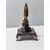 Foto de um(a) Escultura de Mesa Ponta de Lança e Anjos, Peça Única, Década de 2000, da categoria de Escultura. Escultura de mesa: ponta de lança em latão polido segurada por anjos de resina com pátina bronze oxidada, base em granito... Mostrado de uma perspectiva diferente. Vendido no marketplace Trésors.