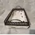 Foto de um(a) Bandeja Madeira de Demolição, da categoria de Bandejas. Bandeja de madeira de demolição descascada e selada, grega em ferro com alças na cor bronze escuro e pezinhos de madeira. A:... Mostrado de uma perspectiva diferente. Vendido no marketplace Trésors.