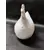 Foto de um(a) Galinha em Cerâmica Esmaltada, Década de 1990, da categoria de Modelos e estatuetas. Galinha em cerâmica esmaltada de branco com textura em relevo, década de 1990 A: 14 cm L: 7,5 cm P: 9,5 cm peso: 222 g. Mostrado de uma perspectiva diferente. Vendido no marketplace Trésors.