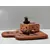 Foto de um(a) Escultura Ratinhos No Queijo, Cerâmica, da categoria de Escultura. Escultura em cerâmica assinada. Tábua de queijo com gatinhos comendo queijo. A: 6 cm L: 14 cm P: 8,5 cm peso: 216 g. Mostrado de uma perspectiva diferente. Vendido no marketplace Trésors.