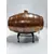 Foto de um(a) Barril de Cobre Oxidado, Década de 1940, da categoria de Outros utensílios de bar. Barril de cobre oxidado, com suporte em latão ebanizado, década de 1940. Torneira é decorativa, mas não impedindo o uso.... Mostrado de uma perspectiva diferente. Vendido no marketplace Trésors.