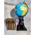 Foto de um(a) Globo Terrestre de Mesa Buldogue Francês, Peça Única Pelo Designer Marcelus Ribas, da categoria de Globos. Globo terrestre com base de bulldog francês: bulldog em vinil, ebanizada sobre base de madeira, haste em acrílico com... Mostrado de uma perspectiva diferente. Vendido no marketplace Trésors.