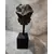 Foto de um(a) Busto Frida Kahlo 00'S, da categoria de Escultura. Busto Frida Kahlo em técnica mista com pátina bronze oxidado e envelhecida, base cubo em madeira ebanizada peça única... Mostrado de uma perspectiva diferente. Vendido no marketplace Trésors.