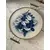 Foto de um(a) Antiga Bandeja Art Deco Majólica Faiança Alemã Azul Borrão, da categoria de Bandejas. Antiga e rara bandeja de majólica alemã, armação em metal prateado. Linda decoração branco e azul borrão. Período Art Deco.... Mostrado de uma perspectiva diferente. Vendido no marketplace Trésors.