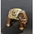 Foto de um(a) Elefante Indiano Anos 70, da categoria de Modelos e estatuetas. Elefante indiano em massa com relevos dourados, década de 1970. A: 3,5 cm / L: 3 cm / P: 2 cm. Mostrado de uma perspectiva diferente. Vendido no marketplace Trésors.