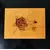 Foto de um(a) Caixa Madeira Marchetada Floral, Década de 1960, da categoria de Cestos e Caixas. Caixa em madeira marchetada com motivo floral e grega marchetada por toda a volta. Fabricada pela artefama s/a - são bento... Mostrado de uma perspectiva diferente. Vendido no marketplace Trésors.
